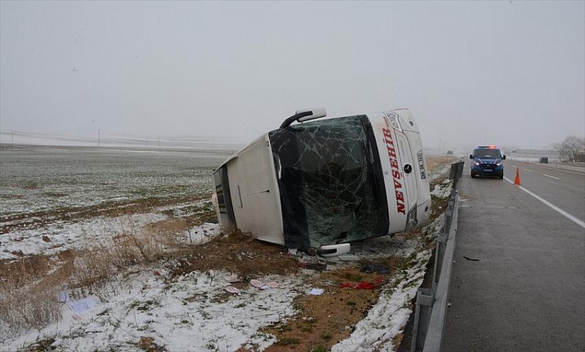 Kırşehir'de Yolcu Otobüsü Devrildi 14 Yaralı