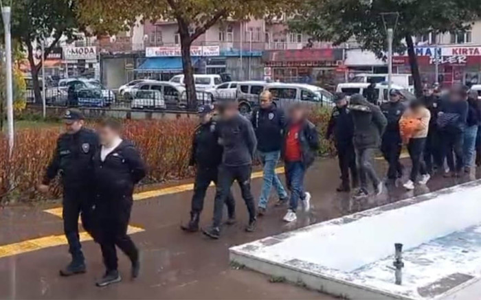 Kırşehir'de Araması Bulunan Şahıslar Yakayı Ele Verdi