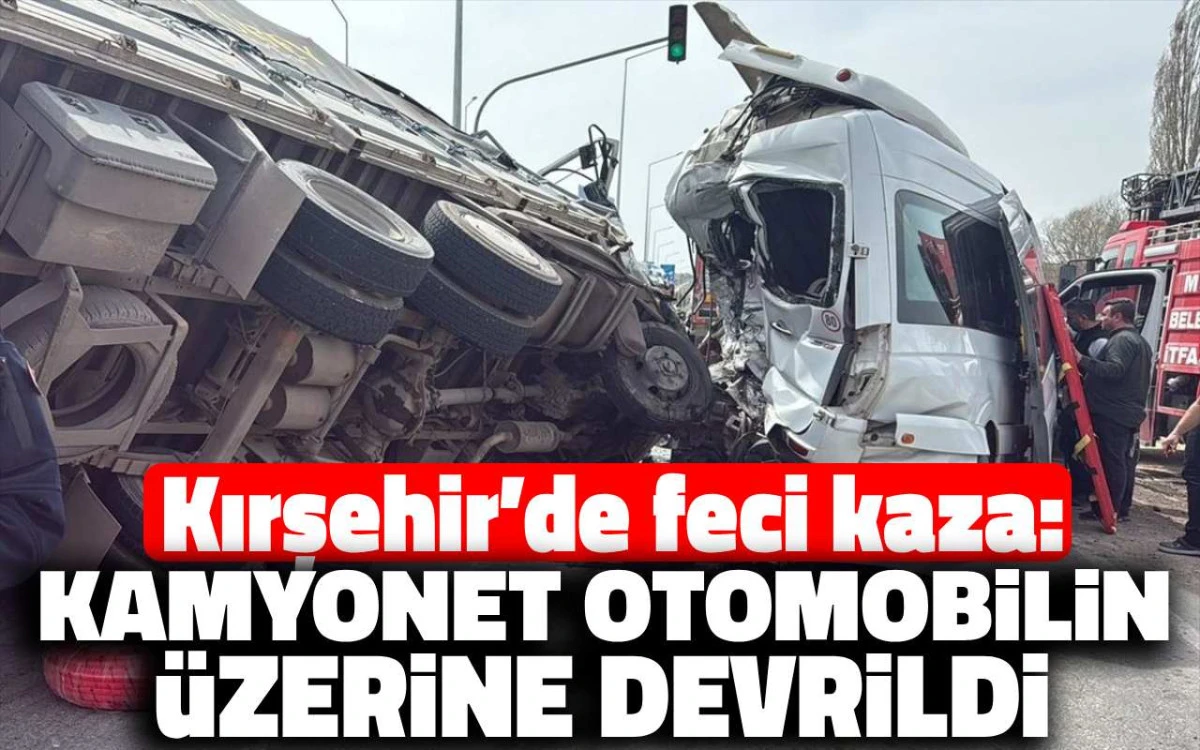 Kırşehir'de feci kaza: Kamyonet otomobilin &uuml;zerine devrildi