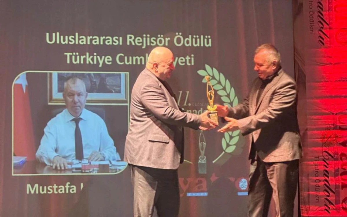 Tiyatro d&uuml;nyası İstanbul&rsquo;da buluştu: Mustafa Kurt&rsquo;a uluslararası rejis&ouml;r &ouml;d&uuml;l&uuml;